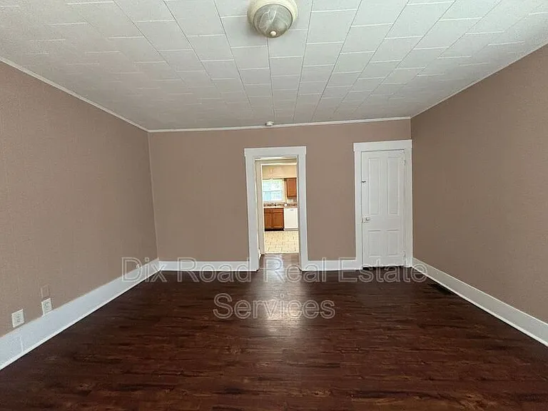 123 N Miami St — Photo 6