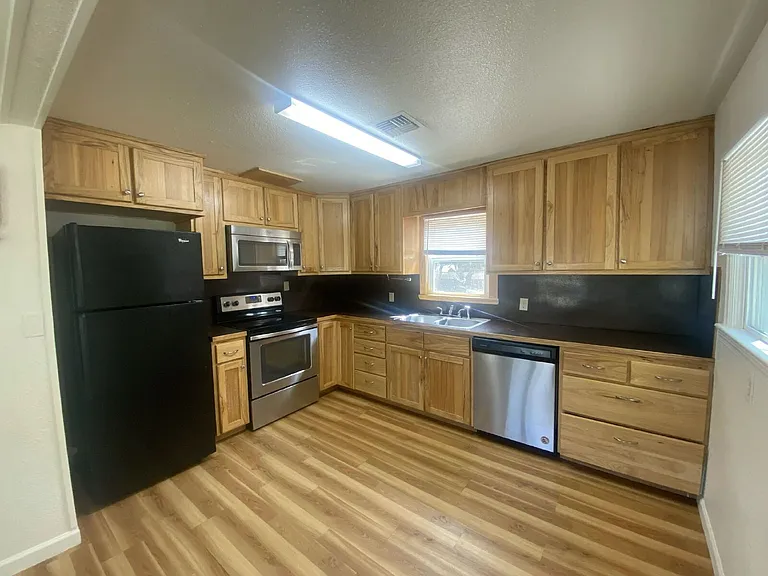 310 SE Gregory Dr — Photo 6