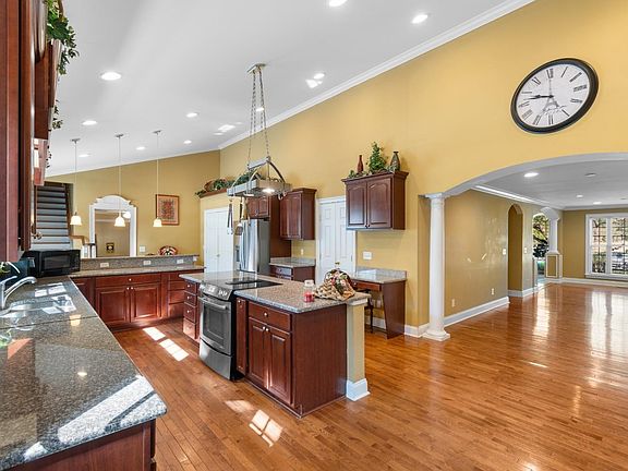 5th image of 146 University Dr.