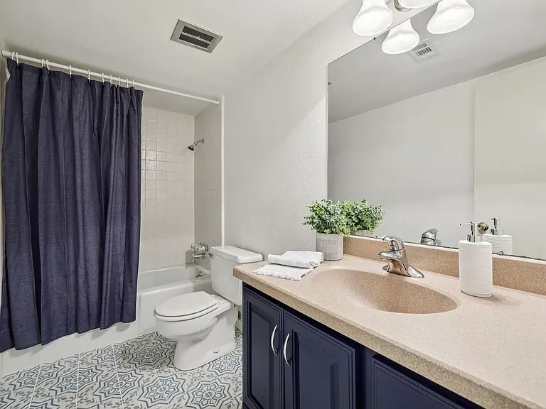 1401 Forest Edge Dr — Photo 9