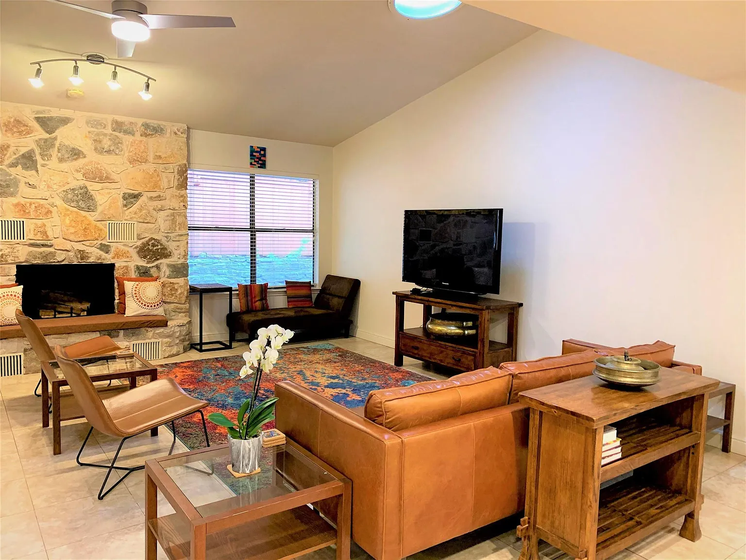 4 bed, 2.0 bath, 2001 sqft, $4,500 — Photo 3