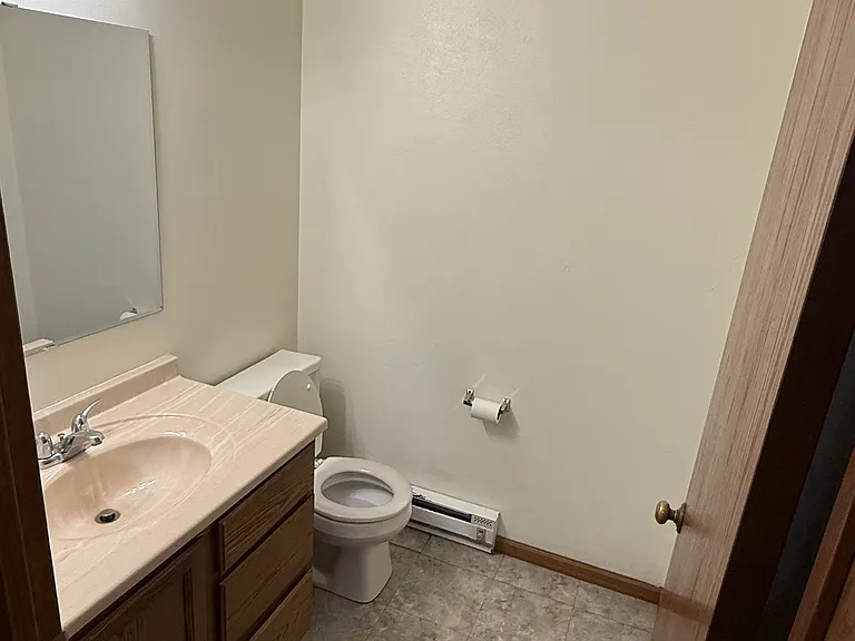 880 Hemlock Dr — Photo 2
