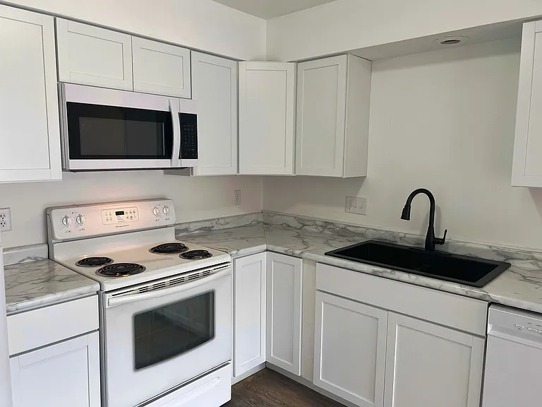 909 Genrich St — Photo 4