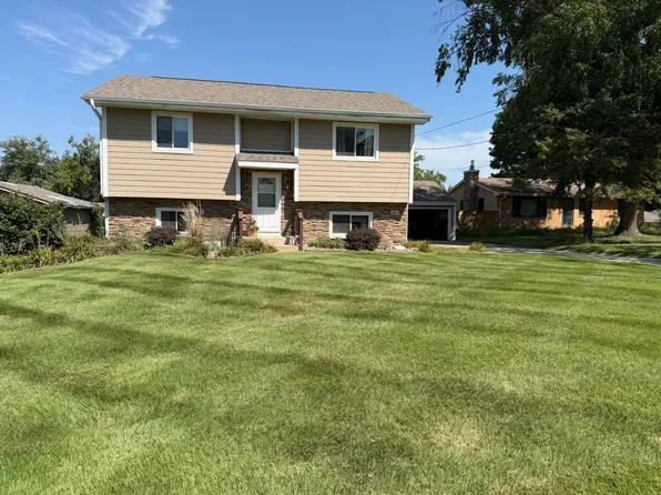 6447 Washington Ave, Windsor Heights, IA 50324