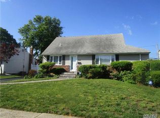 3592 Summer Dr, Wantagh, NY 11793