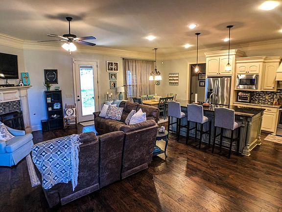 3rd image of 125 Meadowcreek Dr