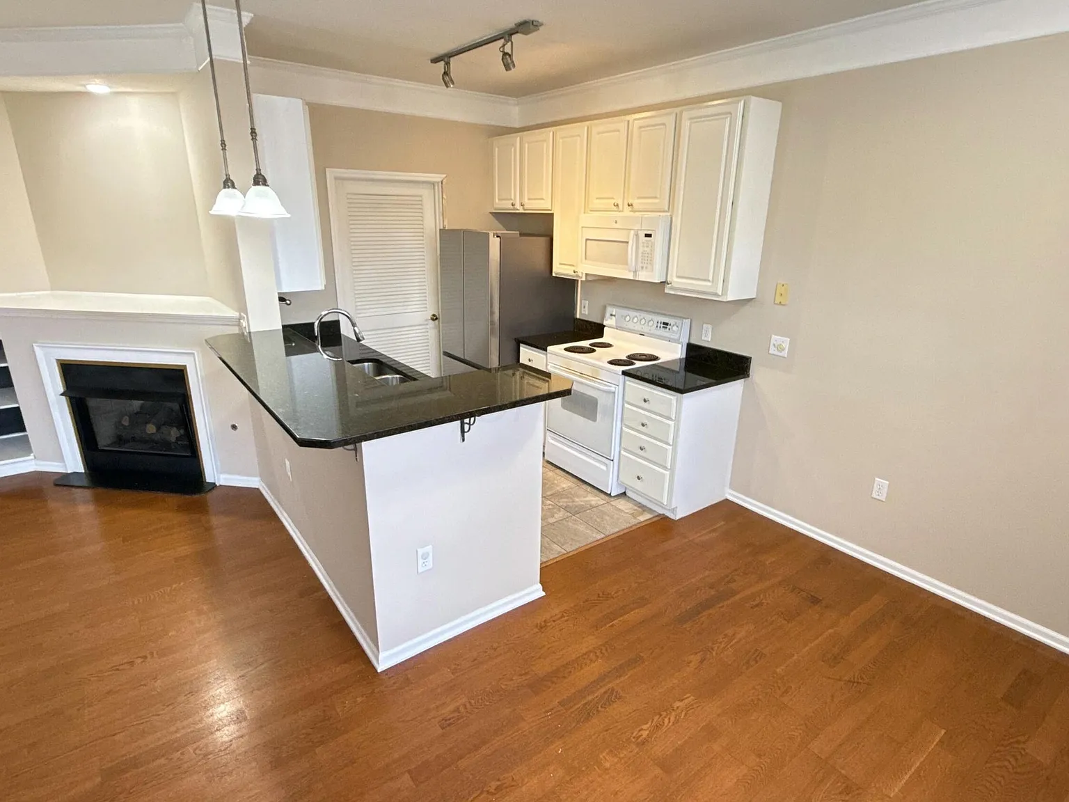 2 bed, 1122 sqft, $1,750 — Photo 4