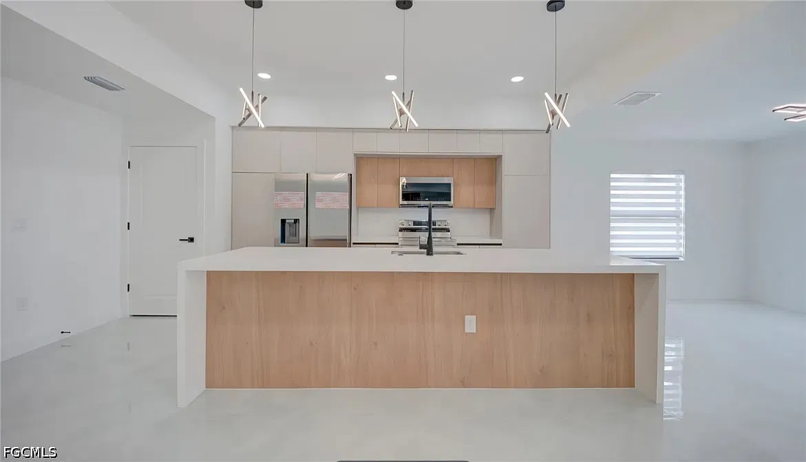 3 bed, 2.0 bath, 1437 sqft, $2,200 — Photo 4