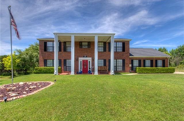 HUGE front yard.  Back of a cul-de-sac, so it's almost as private as a back yard!