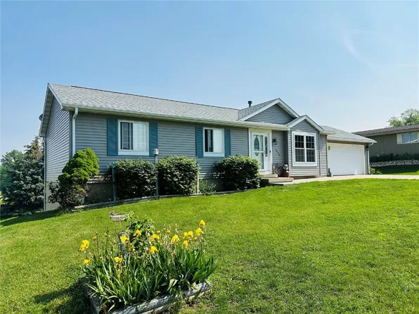 1538 Rainbow Dr, Belle Plaine, IA 52208