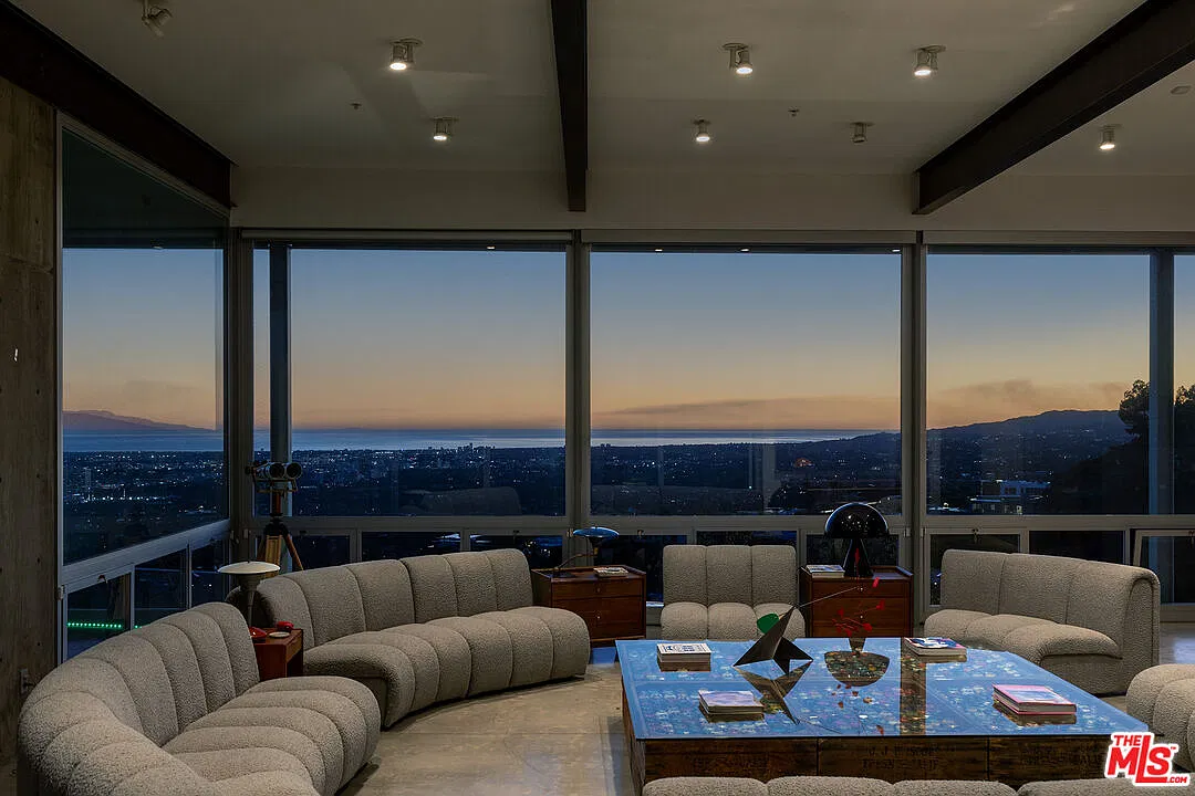 4 bed, 6.0 bath, 13000 sqft, $60,000 — Photo 3