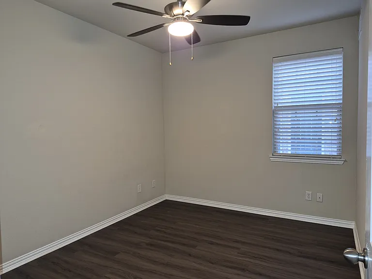 504 Eastland Dr — Photo 4