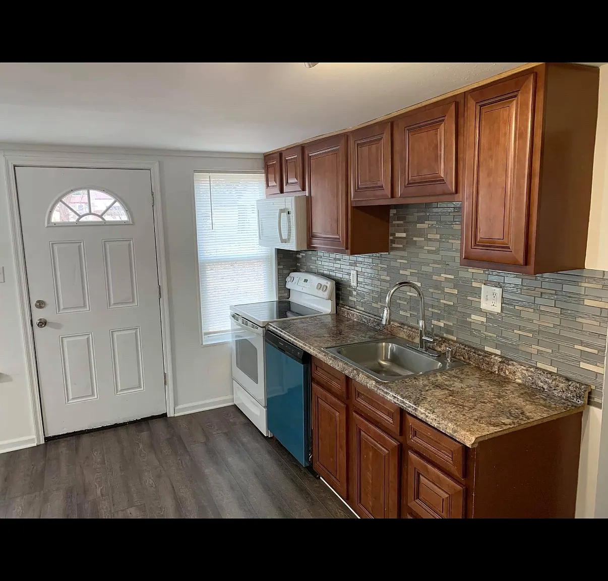 3 bed, 830 sqft, $1,600 — Photo 4