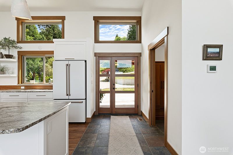 5th image of 612 Maple Heights Road