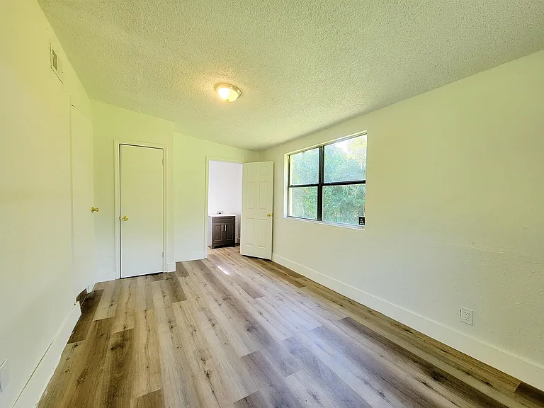 906 N Veterans Dr — Photo 3