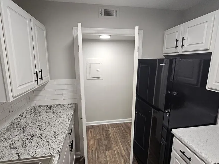 Chelsea Court Apartments — Photo 30