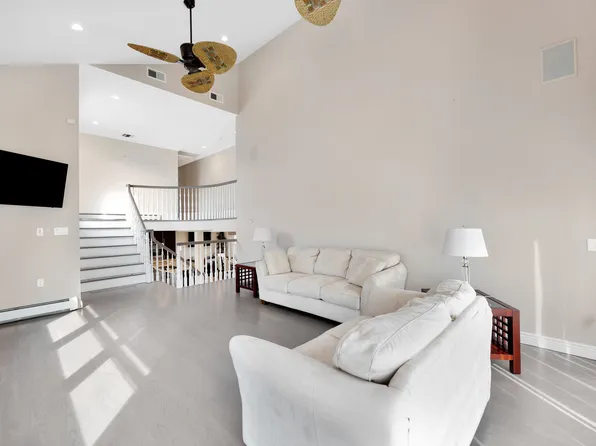 (undisclosed Address), Long Beach, NY 11561