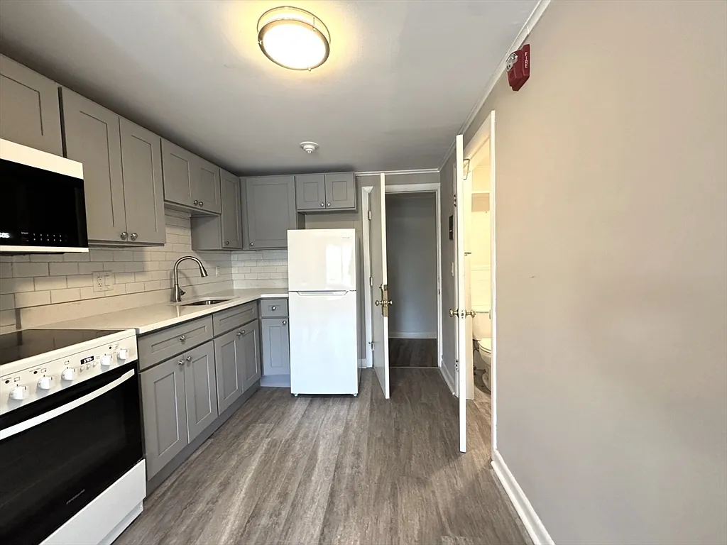 Studio, 1.0 bath, 399 sqft, $1,600 — Photo 2
