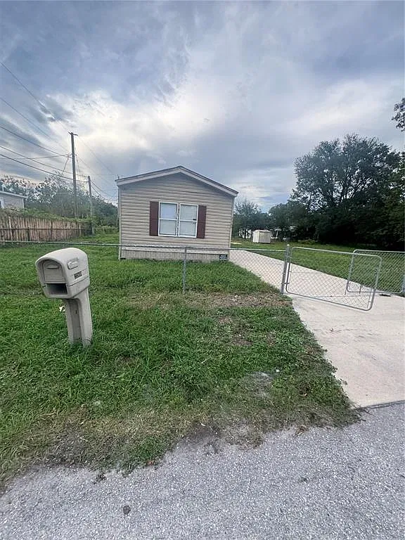 3 bed, 2.0 bath, 1216 sqft, $1,595 — Photo 1