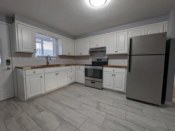 223 Carson St, Pella, IA
