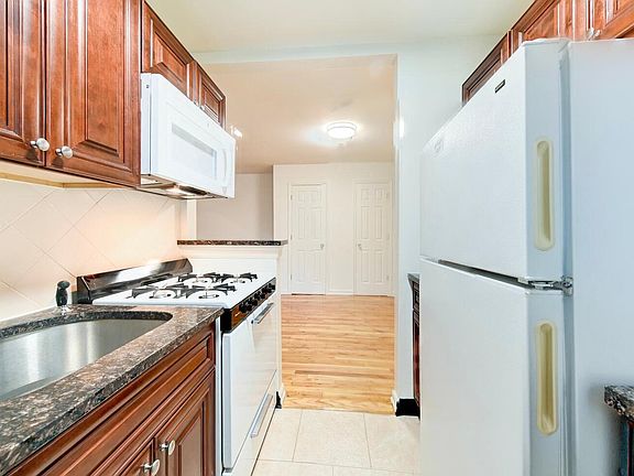 2nd image of 70 Soundview Dr #10D