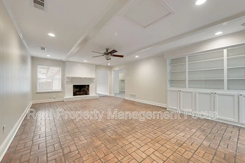 3 bed, 2.5 bath, 2091 sqft, $2,295 — Photo 3