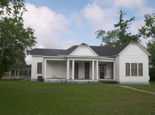 304 S Summit St, Weimar, TX 78962