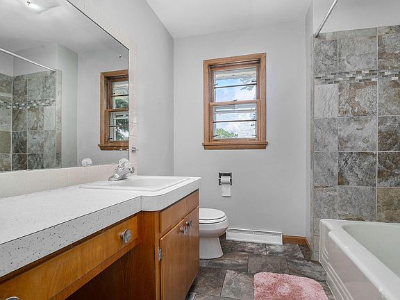 5th image of 134 Woodrow Ave S