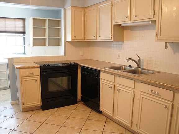 2nd image of 2115 Oleander Dr #D-25