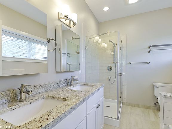 22_493SheridanRd_13001_MasterBathroom_HiRes