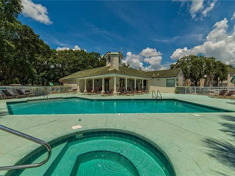 Columbia Arms Cir — Photo 21