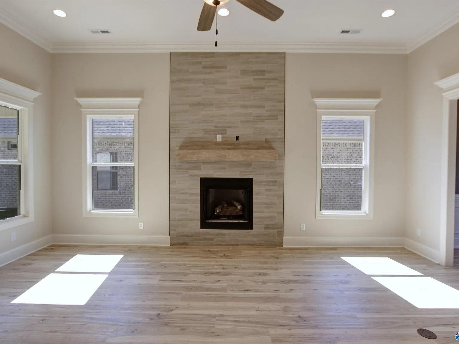 3 bed, 2.5 bath, 2220 sqft, $2,295 — Photo 3