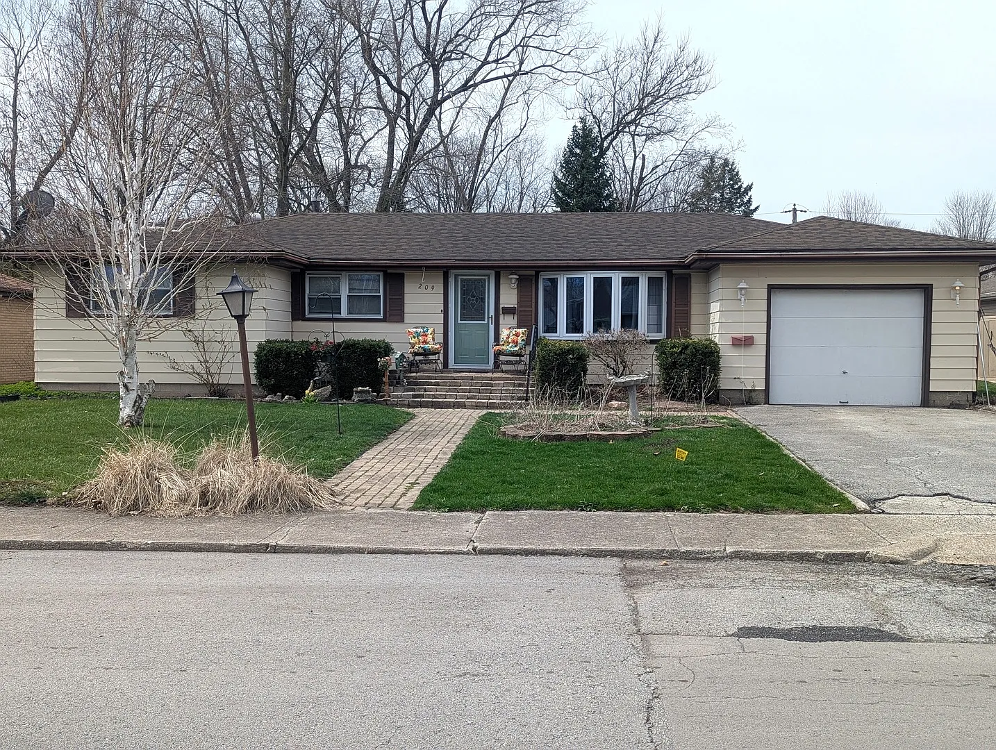 209 Hickory Ln photo 1