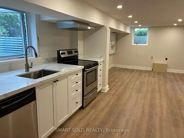 10 Holman Cres #LOWER — Photo 6