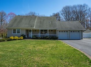 27 Robinhood Ln, East Setauket, NY 11733