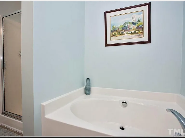 Bedroom1(master) Tub