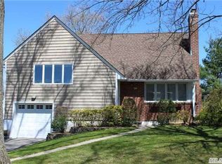 20 Roxbury Rd, Port Washington, NY 11050