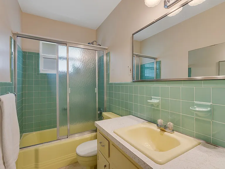 712 Iris Ln — Photo 16