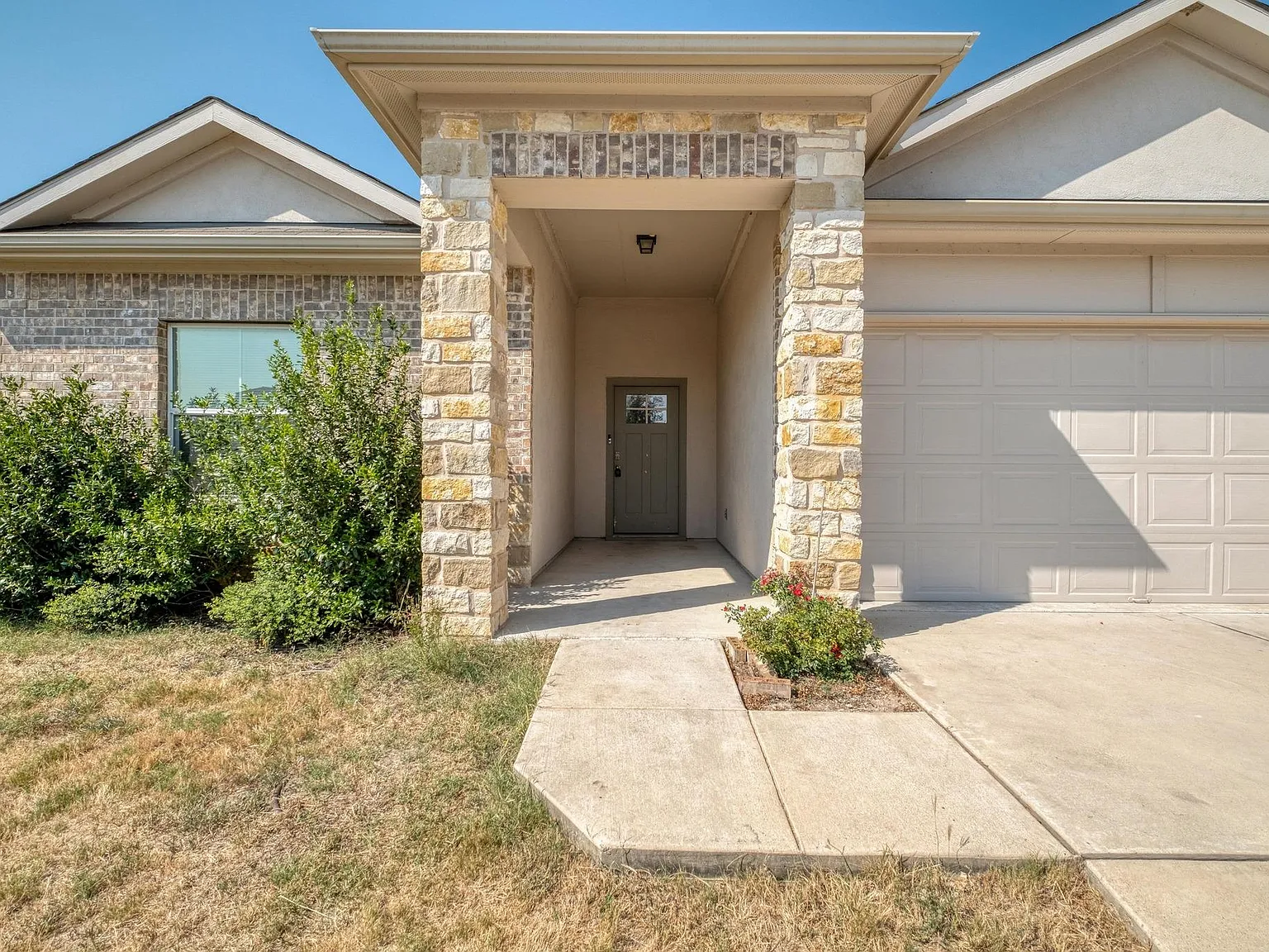 4 bed, 2.0 bath, 1730 sqft, $2,100 — Photo 2