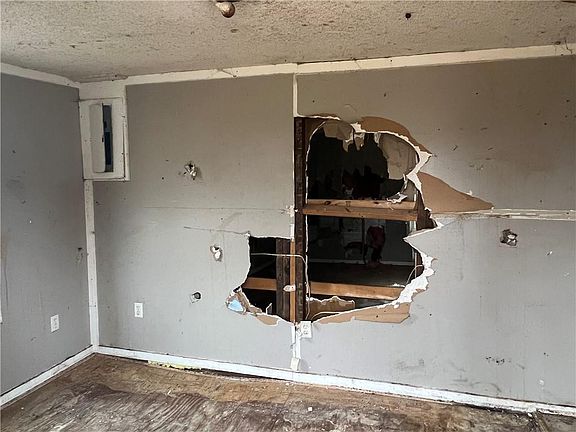2nd image of 703 S Niagara St