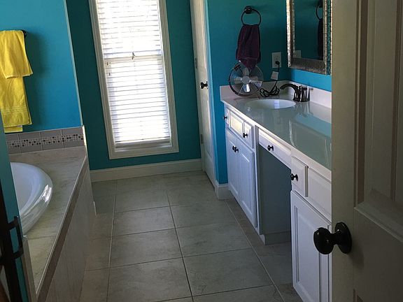 3rd image of 3022 McCall Blvd