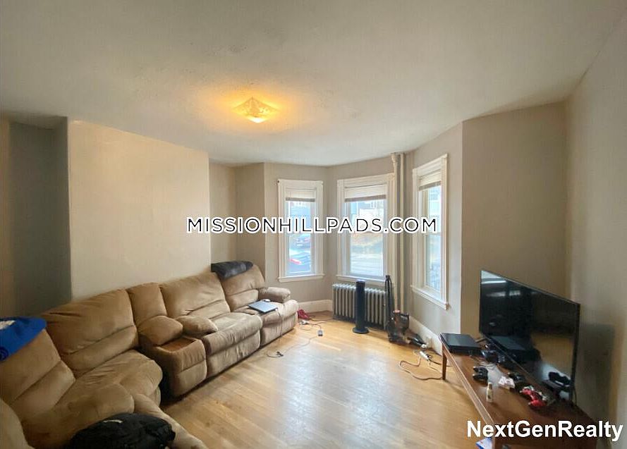 2nd image of 121 Hillside St #12V