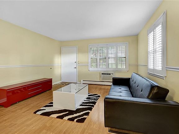 3rd image of 165 Parkside Dr