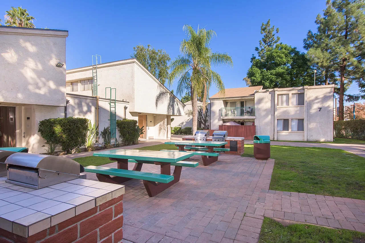 Tarzana Terraces — Photo 4