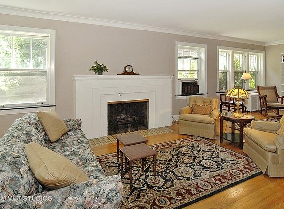 3rd image of 909 Fair Oaks Ave
