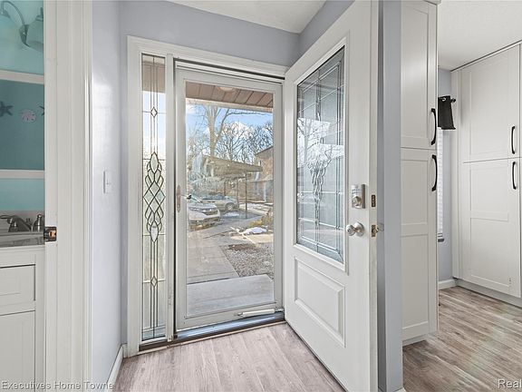 5th image of 2636 Keewahdin Rd APT 10