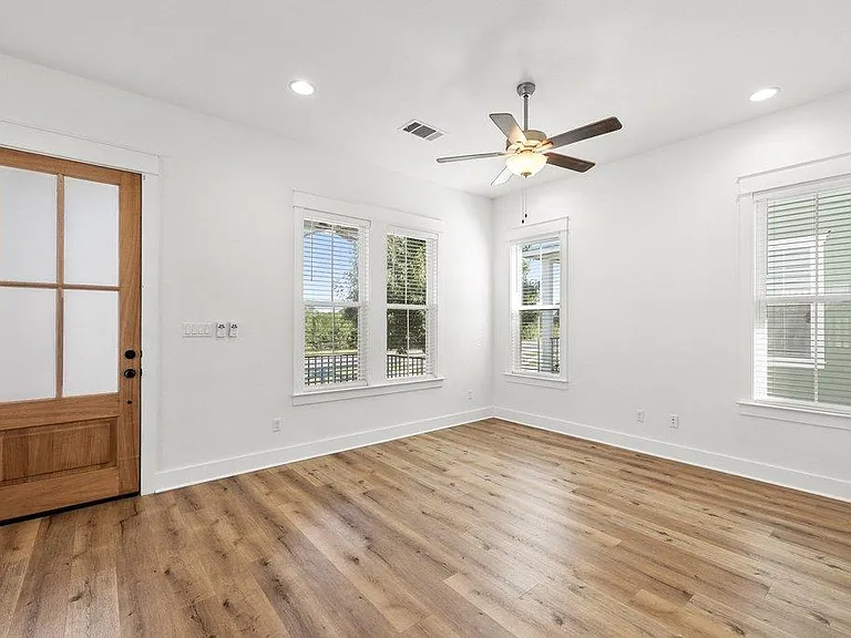 1102 Twain St — Photo 3