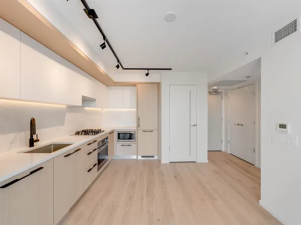 5189 Earles St #2F, Vancouver, BC V5R 3P9