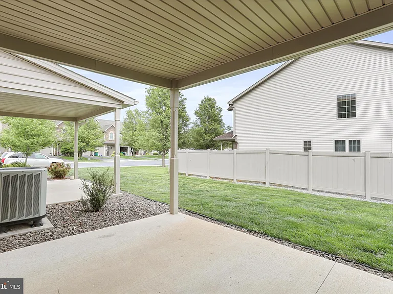 20 Delano Dr — Photo 33