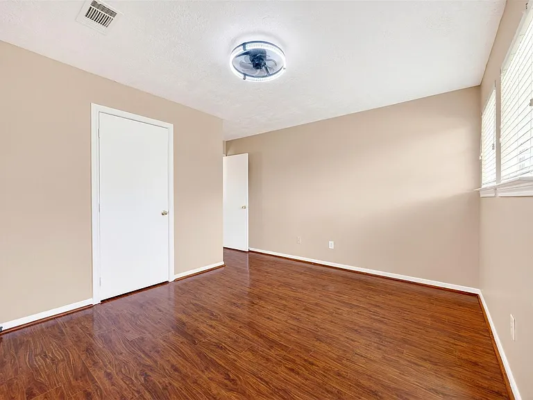 15014 Middle Oaks Blvd — Photo 31